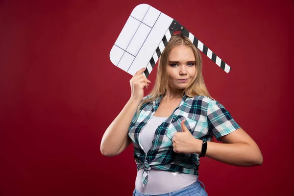 Junges Blondes Model Mit Einem Leeren Film Der Klappbrett Filmt — Stockfoto