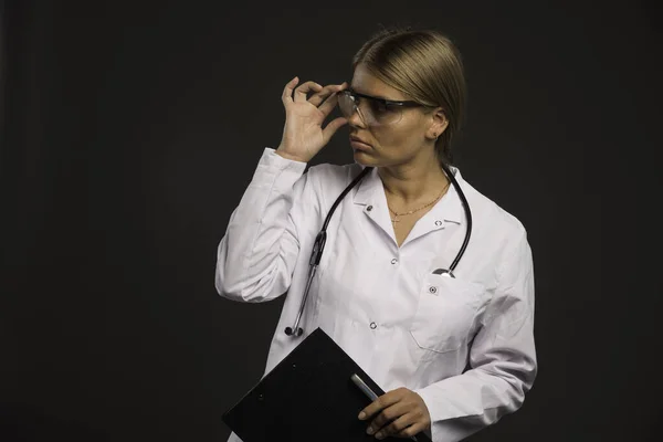 Médica Loira Com Estetoscópio Usando Óculos Segurando Livro Recibos Foto — Fotografia de Stock