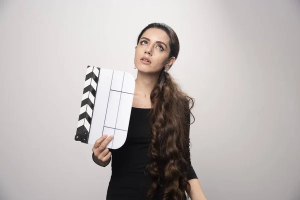 Filmmaker Girl Holding Open Clapper Board Looking Confused Overthinking High — Stock Photo, Image