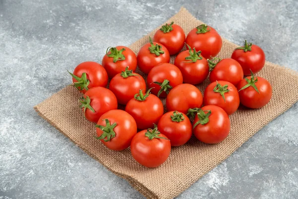 Manojo Tomates Rojos Frescos Con Tela Saco Superficie Mármol Foto — Foto de Stock