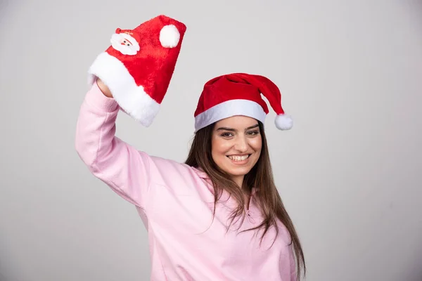 Une Jeune Femme Tenant Les Chapeaux Père Noël Posant Photo — Photo