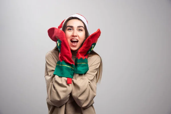 Молода Дівчина Капелюсі Санти Тримає Дві Різдвяні Шкарпетки Високоякісна Фотографія — стокове фото