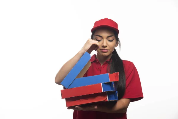 Egy Vörös Sapkás Női Alkalmazott Egy Karton Pizzával Kezében Kiváló — Stock Fotó