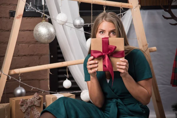 Mujer Sentada Suelo Casa Con Regalos Navidad Foto Alta Calidad —  Fotos de Stock