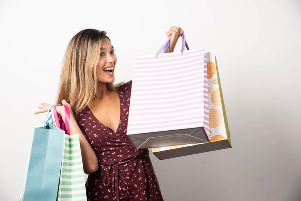 Junge Frau Mit Einkaufstaschen Auf Weißem Hintergrund Hochwertiges Foto — Stockfoto