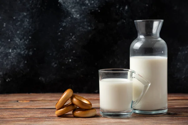 Biscuits Ronds Une Bouteille Lait Verre Lait Sur Une Table — Photo