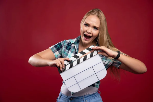 Sarışın Kız Elinde Film Prodüksiyon Alkış Tahtası Tutuyor Olumlu Eğlenceli — Stok fotoğraf