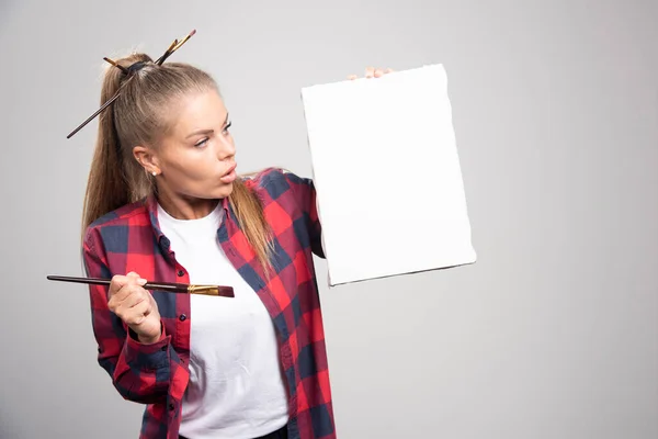 Blonde Künstlerin Mit Blick Auf Ihre Malerei Und Ihr Denken — Stockfoto