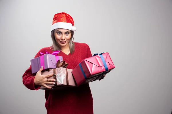 Belle Femme Dans Chapeau Père Noël Tenant Des Cadeaux Noël — Photo