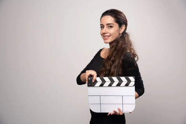 Uma Garota Cineasta Segurando Uma Placa Branca Palmas Branco Parece — Fotografia de Stock