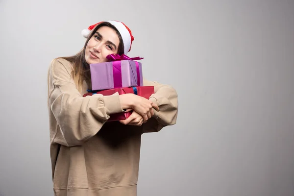 Jeune Femme Embrassant Deux Cadeaux Noël Photo Haute Qualité — Photo