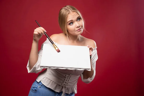 Blond Kunstenaar Toont Haar Kunstwerk Met Aarzeling Zoekt Recensies Hoge — Stockfoto