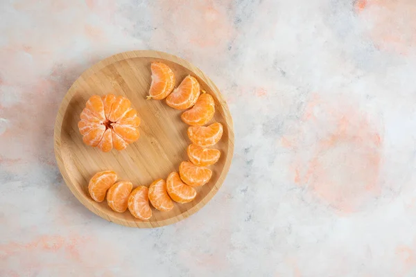 Bovenaanzicht Van Geschilde Clementine Mandarijnen Kleurrijke Achtergrond Hoge Kwaliteit Foto — Stockfoto