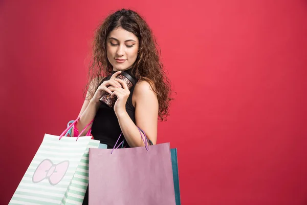 Vrouw Met Beker Tonen Haar Aankopen Rode Achtergrond — Stockfoto