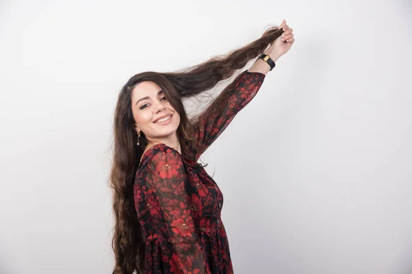 Portrait Femme Tenant Ses Longs Cheveux Sur Fond Gris Photo — Photo