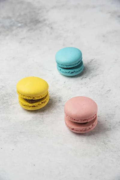 Drei Bunte Macarons Desserts Auf Weißem Hintergrund Hochwertiges Foto — Stockfoto