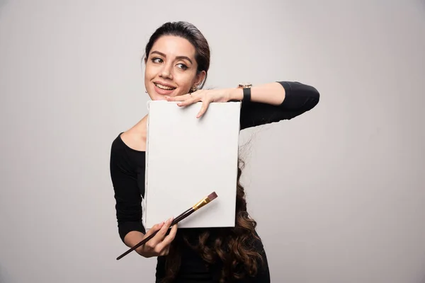 Young Artist Girl Showing Her Artwork Public Explaining Details Halp — Stock Photo, Image