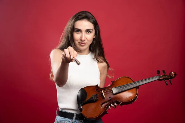 Jovem Mulher Bonita Segurando Violino Fundo Vermelho Foto Alta Qualidade — Fotografia de Stock