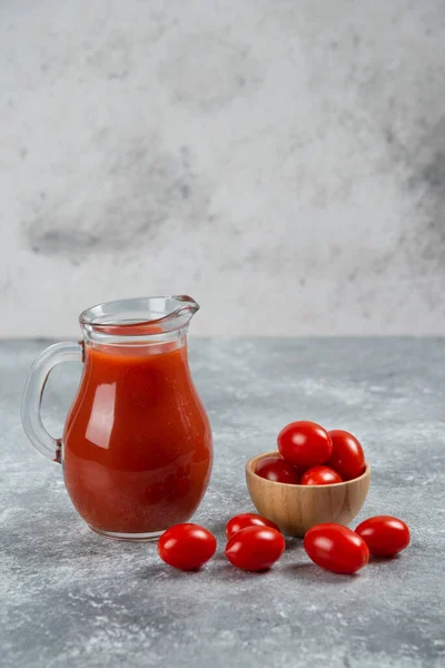 Ein Glaskrug Voll Tomatensaft Mit Einer Hölzernen Schüssel Kirschtomaten Hochwertiges — Stockfoto