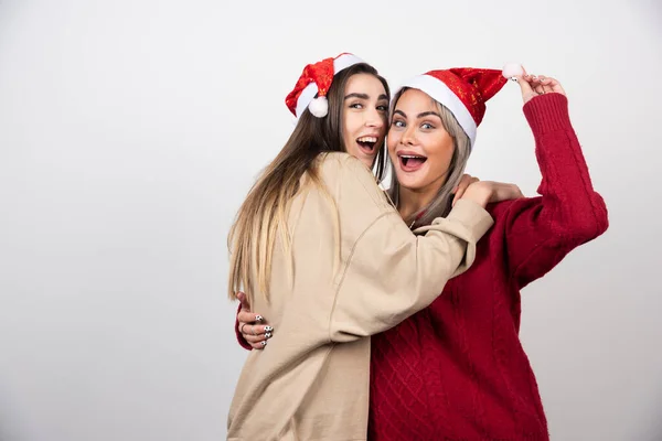 Foto Due Amiche Sorridenti Piedi Abbracciate Foto Alta Qualità — Foto Stock