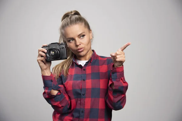 Blondine Foto Gecontroleerd Shirt Wijst Ergens Naar Maakt Foto Hoge — Stockfoto