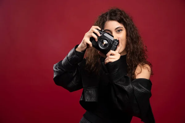 Fotografo Donna Completo Nero Che Scatta Foto Con Una Macchina — Foto Stock