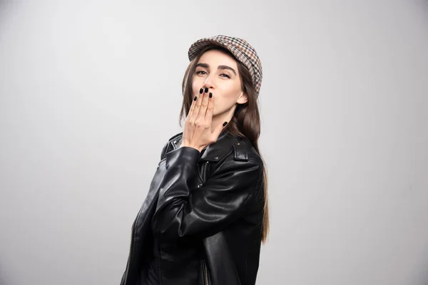 Photo Woman Blowing Air Kiss Black Leather Jacket Cap High — Stock Photo, Image