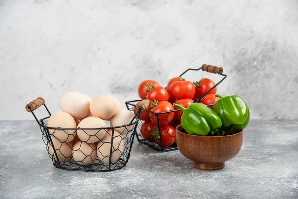Proutěný Koš Syrových Organických Vajec Rajčat Paprikou Mramorovém Pozadí Kvalitní — Stock fotografie