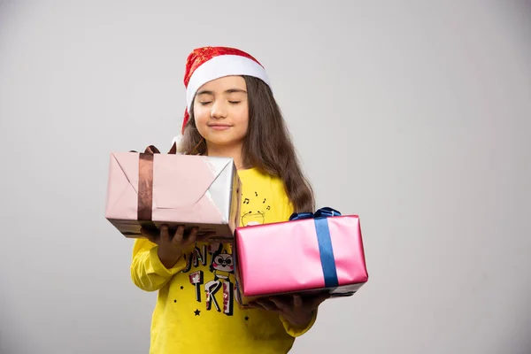 Малюк Закритими Очима Тримає Два Різдвяні Подарунки Високоякісна Фотографія — стокове фото
