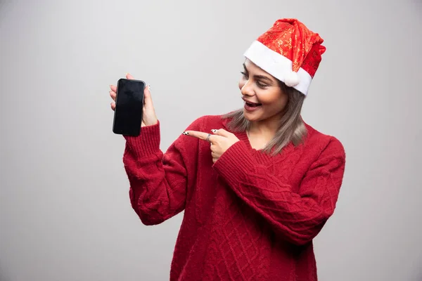 Woman Santa Hat Pointing Cellphone High Quality Photo — Stock Photo, Image