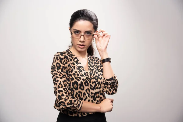 Menina Leopardo Camisa Impressa Parece Cansado Insatisfeito Foto Alta Qualidade — Fotografia de Stock