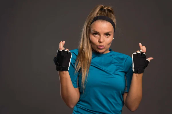 Joven Mujer Deportiva Haciendo Cruz Dedo Ambas Manos Foto Alta —  Fotos de Stock