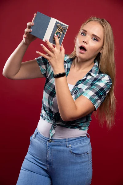 Blonde Model Gets Happier Surprized Received Gift Box High Quality — Stock Photo, Image