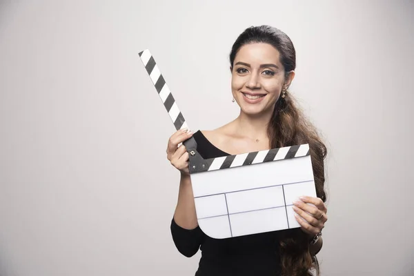 Filmemacherin Mädchen Mit Einem Leeren Klappbrett Hochwertiges Foto — Stockfoto