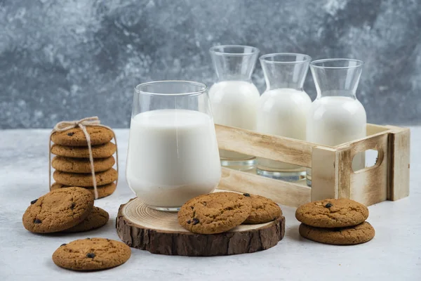 Una Taza Vidrio Con Galletas Chocolate Escritorio Madera Foto Alta — Foto de Stock