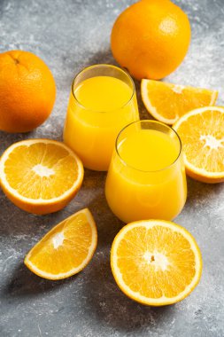 Bir bardak portakal suyu ve bir dilim portakal. Yüksek kalite fotoğraf