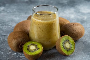 Bir bardak lezzetli meyve suyu ve kivi meyvesi. Yüksek kalite fotoğraf