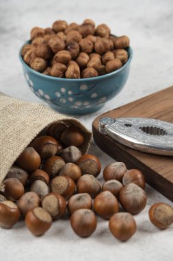 Çuval bezinde organik kabuklu fındık yığını ve içinde çekirdekler var. Yüksek kalite fotoğraf