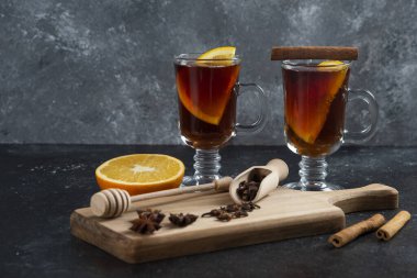 İki bardak çay, tarçın çubukları ve ahşap kaplama. Yüksek kalite fotoğraf