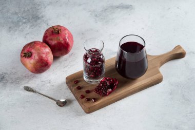 Bir sürahi dolusu nar ve bir bardak meyve suyu. Yüksek kalite fotoğraf