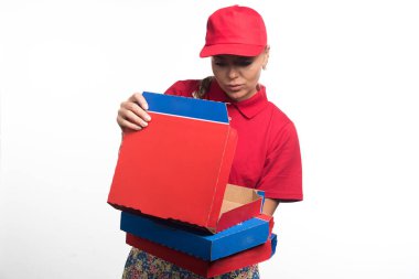 Pizza teslimatçısı kadın beyaz arka planda pizza kutuları açıyor. Yüksek kalite fotoğraf