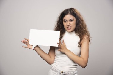 Elinde boş boş beyaz konuşma posteri tutan genç bir kadın. Yüksek kalite fotoğraf