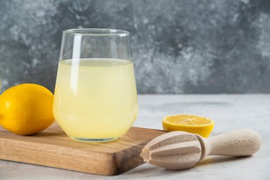 Bir bardak limonata ve ahşap sürahi. Yüksek kalite fotoğraf