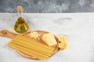 Çiğ spagetti, yağ, limon ve peynir beyaz masada. Yüksek kalite fotoğraf