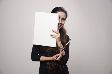 Genç sanatçı kız eserlerini halka gösteriyor. Yüksek kalite fotoğraf