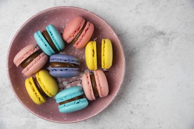 Beyaz arka planda renkli pastel badem kurabiyeleri. Yüksek kalite fotoğraf