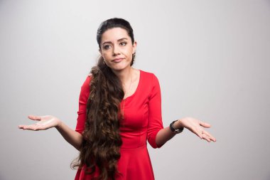 Üzgün genç kadın ellerini kaldırdı, ne yapacağını bilemedi. Yüksek kalite fotoğraf