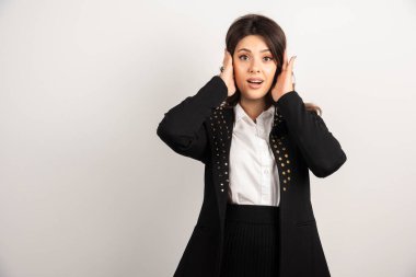 Siyah ceketli kadın kulaklarını kapadı. Yüksek kalite fotoğraf