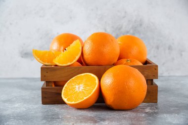 Taş zeminde sulu portakal meyveleriyle dolu ahşap bir kutu. Yüksek kalite fotoğraf