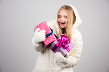 Genç sarışın kadın Noel hediyelerine bakıyor. Yüksek kalite fotoğraf